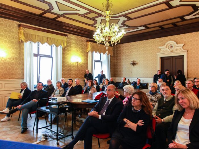 Babuder all'inaugurazione della mostra "Il Palazzo delle poste e telegrafi di Trieste tra architettura, arte e filatelia"