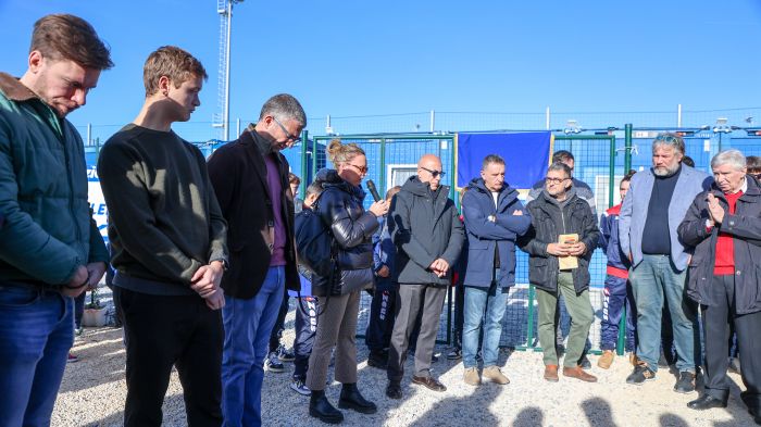 Scoperta la targa in memoria di Maurizio Visintin al campo di calcio di Campanelle (FOTO)