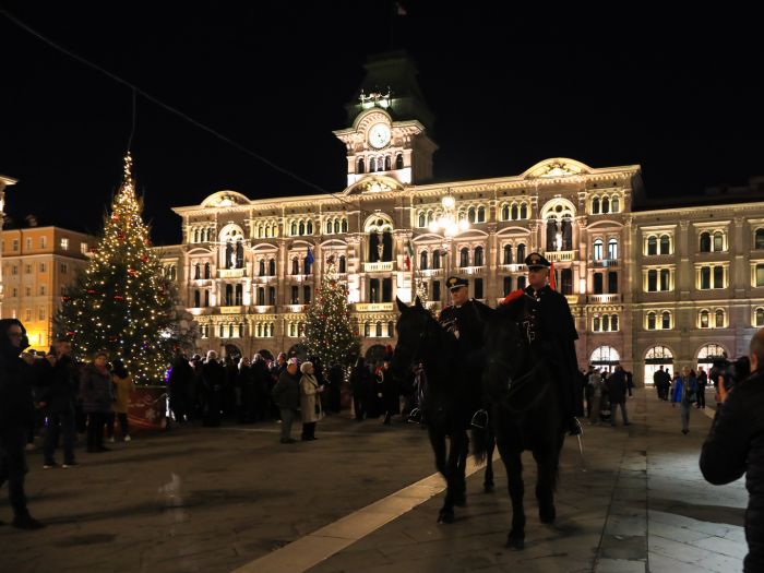Trieste accende il Natale: luminarie, tradizione e magia in piazza Unità (FOTO)