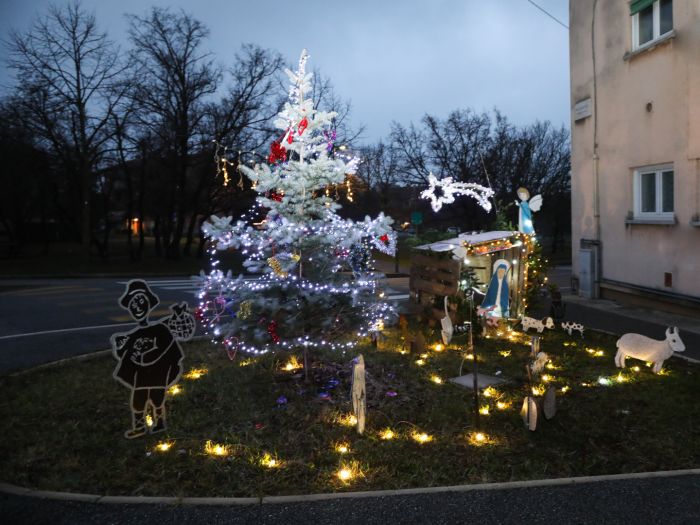 Inaugurati albero e presepe di Villa Carsia a Opicina