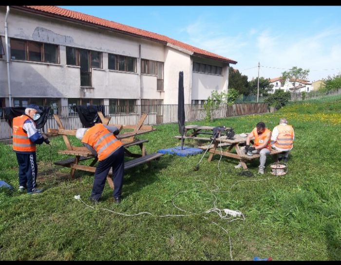 Alla scuola elementare Rodari lezioni immersi nel verde grazie all'aiuto di tanti volontari