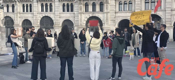 “Libertà per la Turchia”: manifestazione in piazza Unità contro autoritarismo e repressione