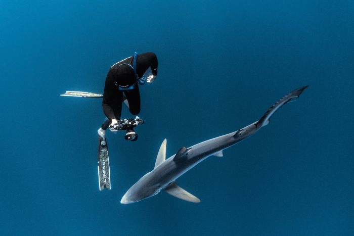 "Una luce sempre accesa", tra le onde del mare e le note della chitarra