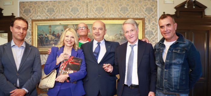 Il Sindaco Roberto Dipiazza ha conferito il sigillo bronzeo ad Attilio Tesser