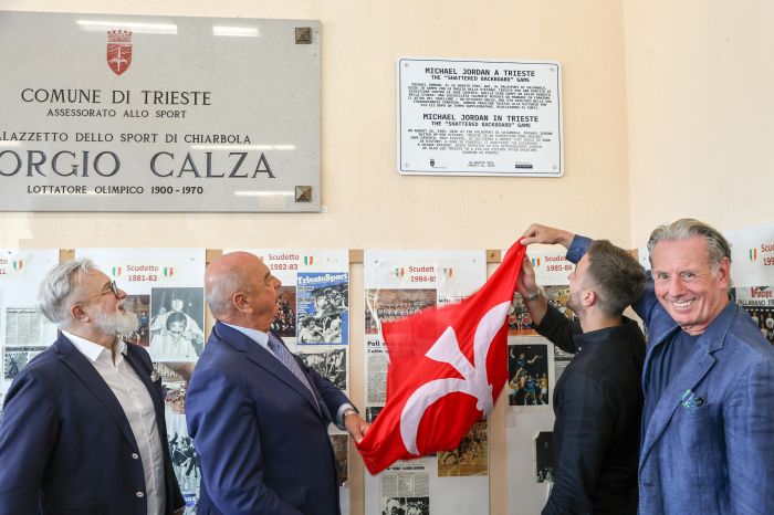 Il sindaco onora Michael Jordan: scoperta la targa per i 40 anni della partita che frantumò il tabellone