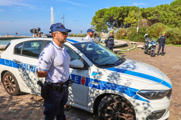 Estate sotto controllo: la polizia locale presidia Barcola con 2.540 sanzioni e 48 verifiche antidegrado