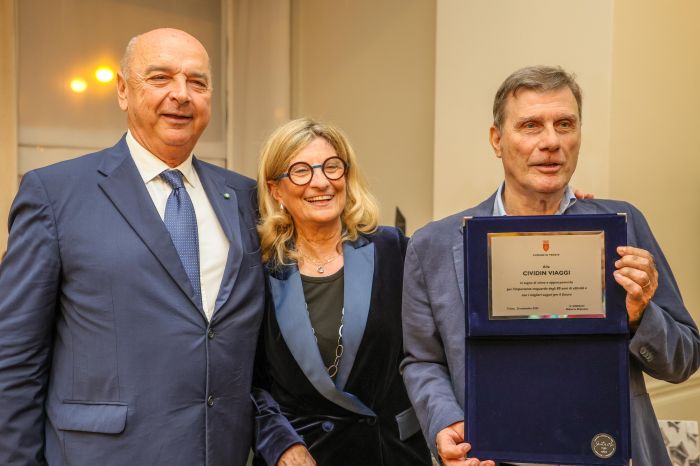 Trieste festeggia gli 80 anni di Cividin Viaggi: il Sindaco Dipiazza consegna una targa ricordo