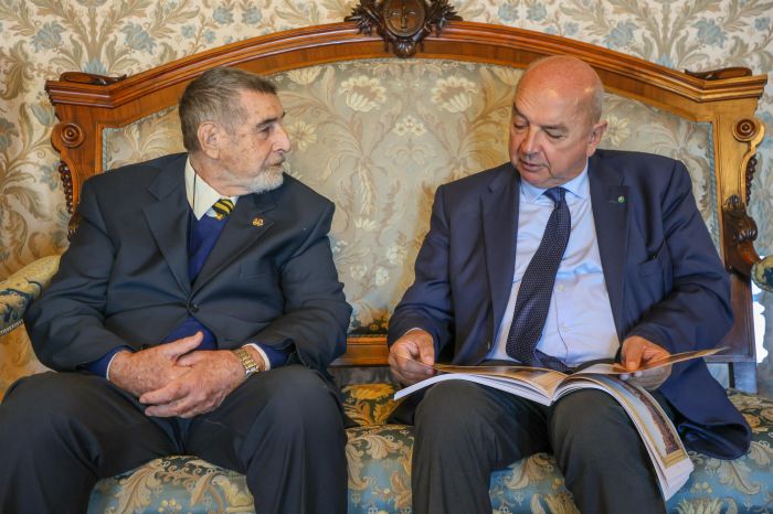 il sindaco Dipiazza riceve Antonio Paladini, autore del libro “piazze e mercati della vecchia Trieste”