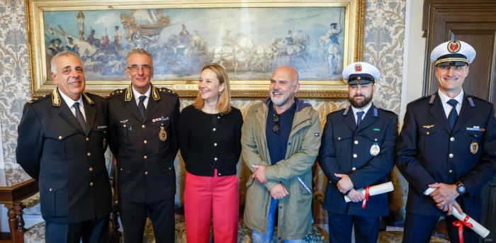 Encomio a due agenti per l’indagine che ha identificato autore dei danneggiamenti in piazza Goldoni