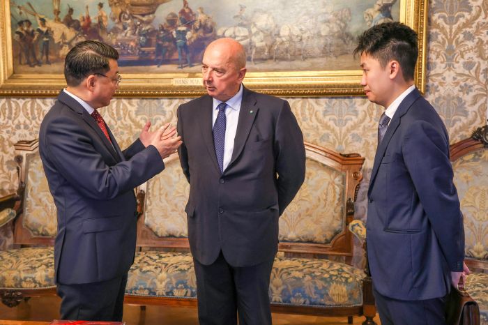 Il console generale cinese Liu Kan ricevuto dal sindaco Dipiazza: “Trieste, città di dialogo e sviluppo”