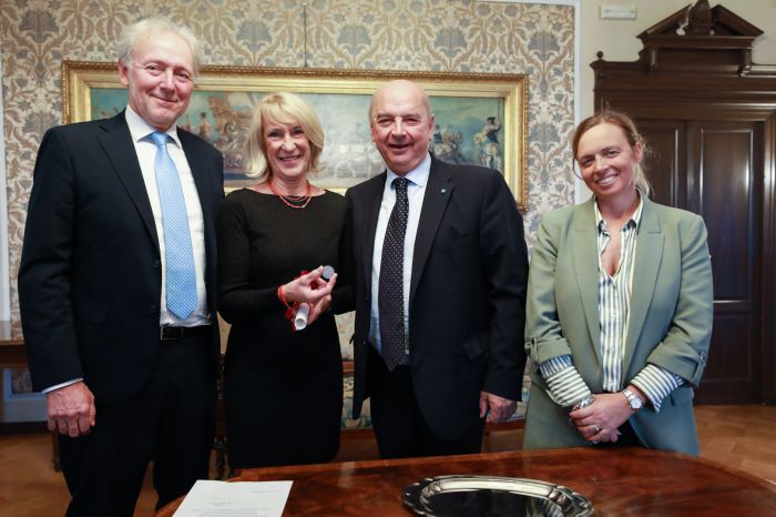 Elena Gianello premiata dal sindaco Dipiazza per il suo straordinario impegno con Calicanto