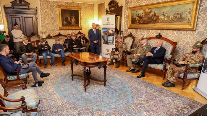 Trieste celebra la Settimana del Cappello Alpino: giovani volontari diventano alpini in piazza Unità (VIDEO)