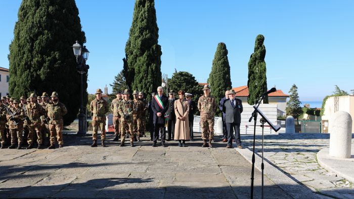 Trieste celebra la “Settimana del Cappello Alpino”: alzabandiera e cerimonia sul Colle di San Giusto