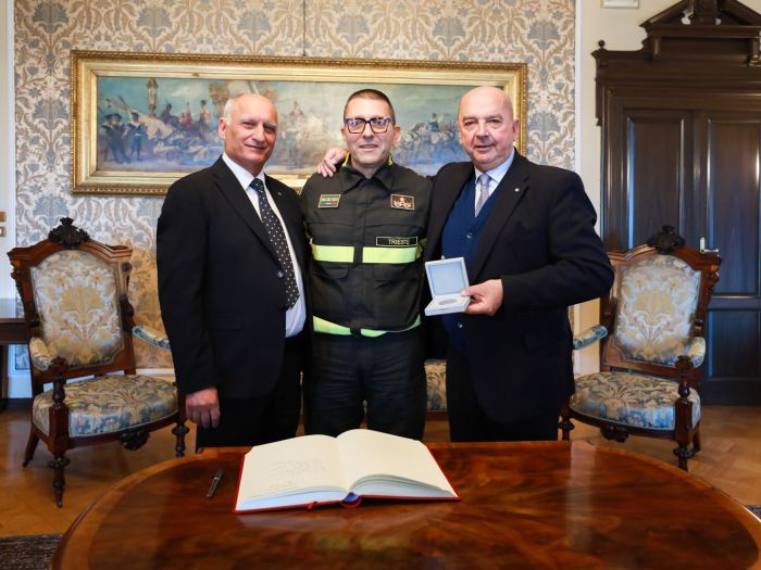 Dipiazza conferisce il Sigillo Trecentesco al comandante dei Vigli del Fuoco Alberto Maiolo