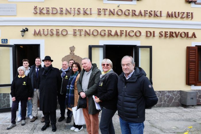 Dipiazza conferisce un piccolo riconoscimento al Museo Etnografico di Servola