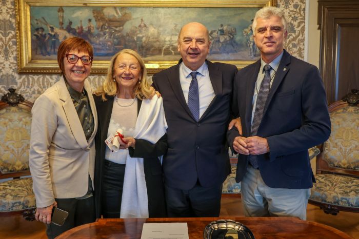 Riconoscimento del Sindaco a Consuelo Louvier, l'intera carriera a servizio dei bambini
