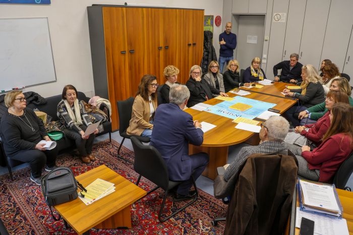 Natale che unisce la città: Trieste accende la rete della solidarietà per non lasciare soli gli anziani