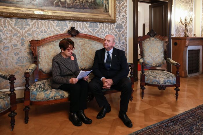Dipiazza conferisce la medaglia bronzea a Mirella Pipani nel XX anniversario delle Giornate Fai per le Scuole