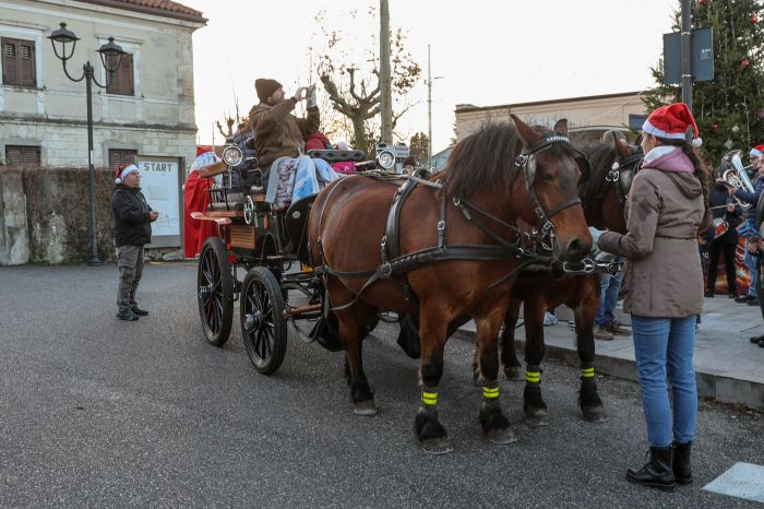 Babbo Natale arriva in carrozza e Opicina riscopre la magia del Natale