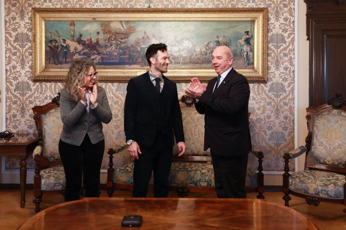 Dipiazza conferisce la medaglia bronzea a Ramin Karimloo