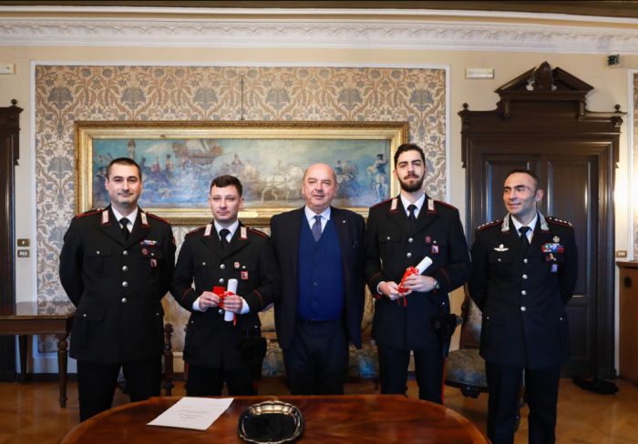 Salvataggio in tribunale, il sindaco premia i carabinieri che hanno salvato un anziano