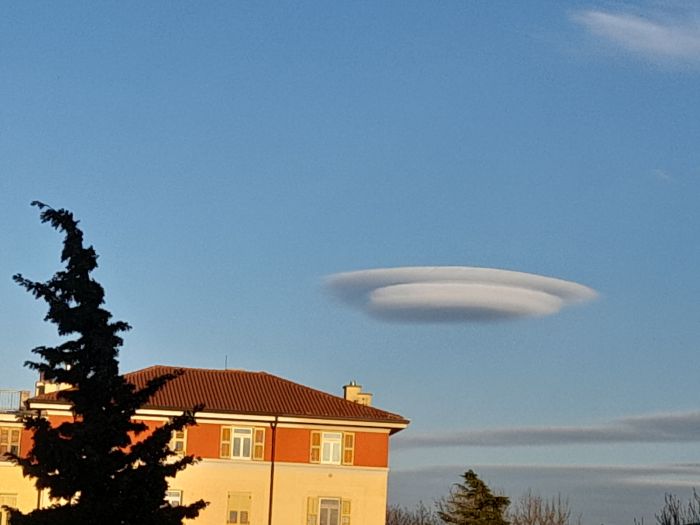 Un fenomeno unico nei cieli di Trieste: la nuvola aliena che conquista tutti