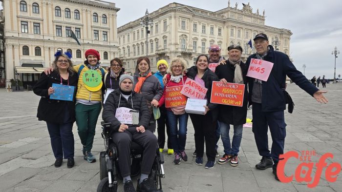 Trieste si stringe in un grande abbraccio: piazza Unità travolta da sorrisi ed emozioni (FOTO -VIDEO)