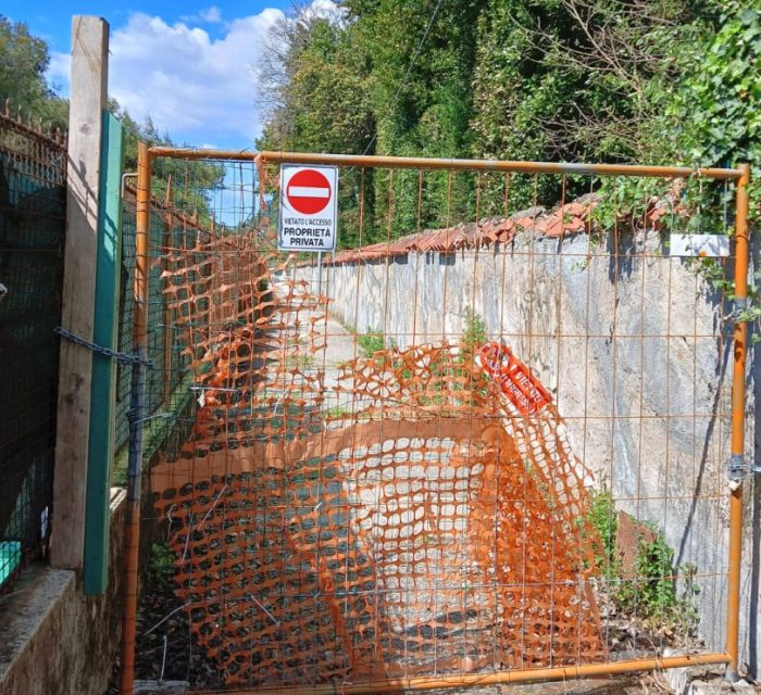 Passaggio pedonale ancora chiuso tra i bagni di Grignano, gli attivisti diffidano il Comune 