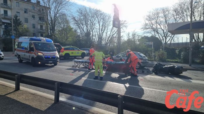 Scontro tra auto e scooter in viale Campi Elisi: traffico rallentato e scooterista trasportato a Cattinara