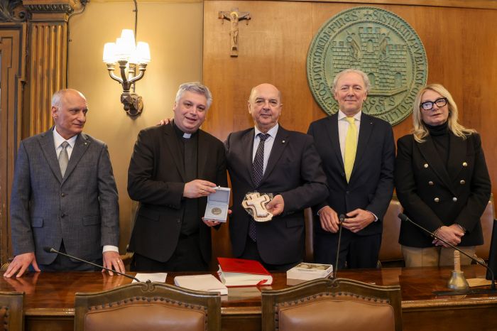 Il sindaco Dipiazza ha conferito il sigillo trecentesco a don Marco Eugenio Brusutti 
