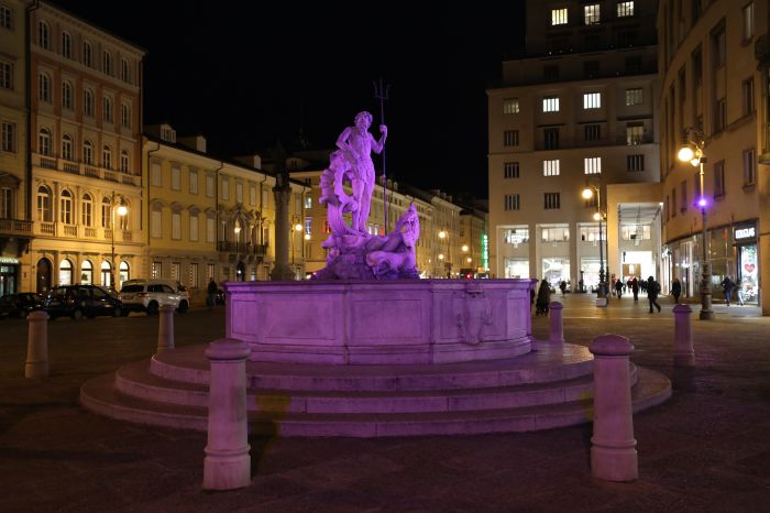 Una luce viola per chi soffre: il Comune accende la fontana del Nettuno per la fibromialgia