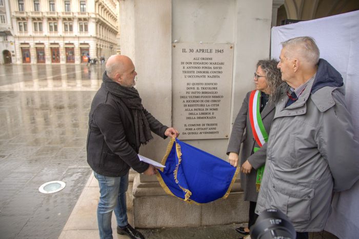 Trieste ricorda l’insurrezione del 30 aprile 1945 con una targa commemorativa sotto i portici di Piazza Unità