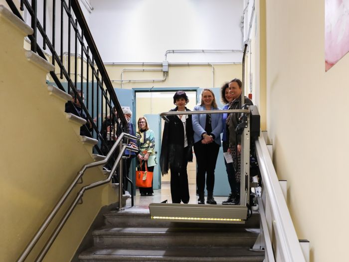 Alla scuola "Emo Tarabochia" un nuovo servoscala per abbattere le barriere architettoniche 