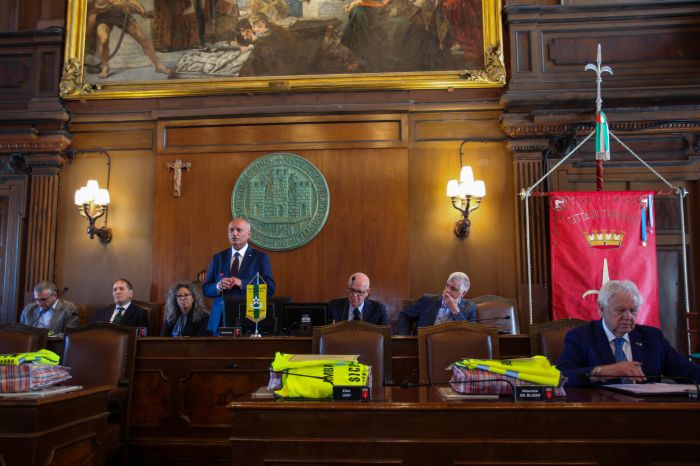 Sicurezza sul lavoro, consegnati diplomi e gilet agli alunni della scuola Caprin 
