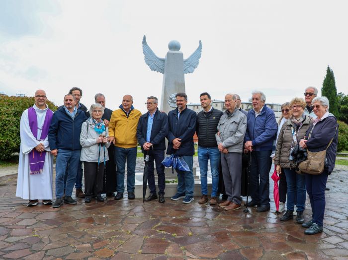 Un angelo in pietra per custodire il ricordo dei più piccoli: inaugurata l’opera al cimitero di Sant’Anna