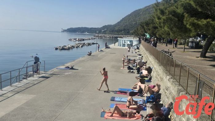 Barcola sold out a Pasqua: assalto al lungomare tra sole, spritz e primi tuffi (FOTO)