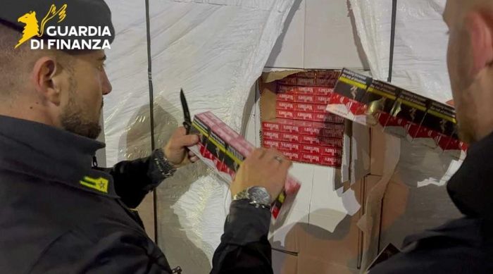 Maxi sequestro di sigarette di contrabbando in Veneto, 7 tonnellate bloccate su strada: arrestato autista