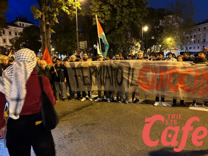 Manifestazione per Gaza, ciotole vuote e corpi a terra: oggi Trieste si mobilita in piazza della Borsa