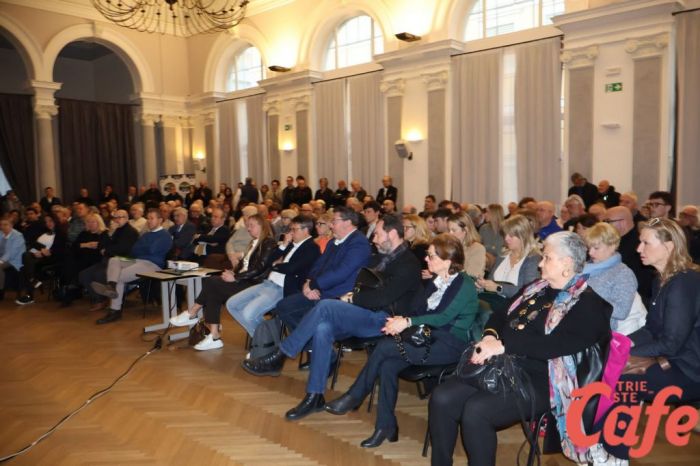 Fratelli d’Italia, stracolma la Piccola Fenice: grande successo per l’evento sul referendum giustizia (VIDEO)