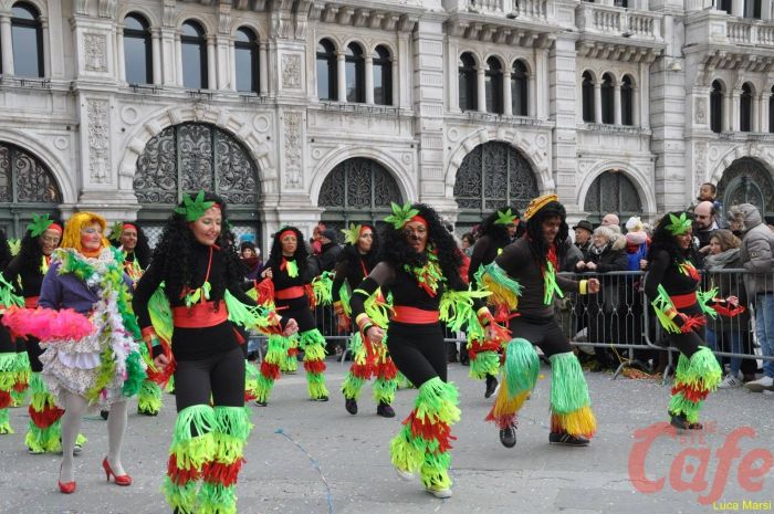 A Trieste è sempre Carnevale!!! Sabato sfilata con 1000 partecipanti: gran finale con acrobati aerei e trampolieri