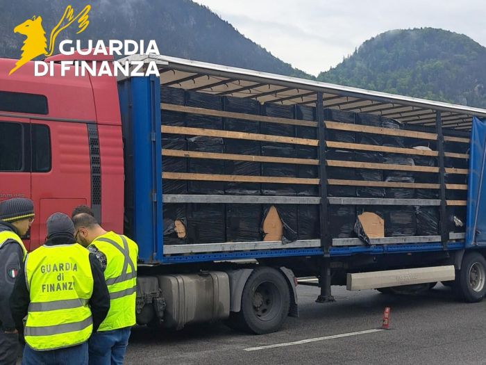 Maxi sequestro in Fvg: 15 tonnellate di tabacco nascoste “in piena vista” su un tir polacco diretto in Lituania