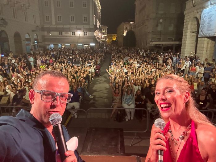 Successo travolgente in piazza Verdi: l'inedita coppia Marsi-Fusco conquista Trieste alla finale di Miss & Mr. Trieste Cafe