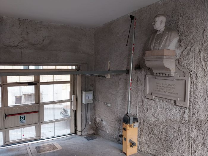 "Busto di Saul Modiano merita una collocazione migliore!"