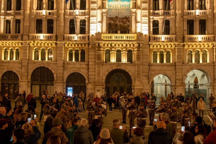 Le musiche degli Alpini risuonano nel cuore di Trieste: folla in centro per la Fanfara della Julia (VIDEO)