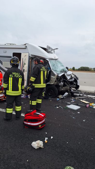 Incidente sulla A4 direzione Venezia. Si bloccano i freni e finisce contro un camper
