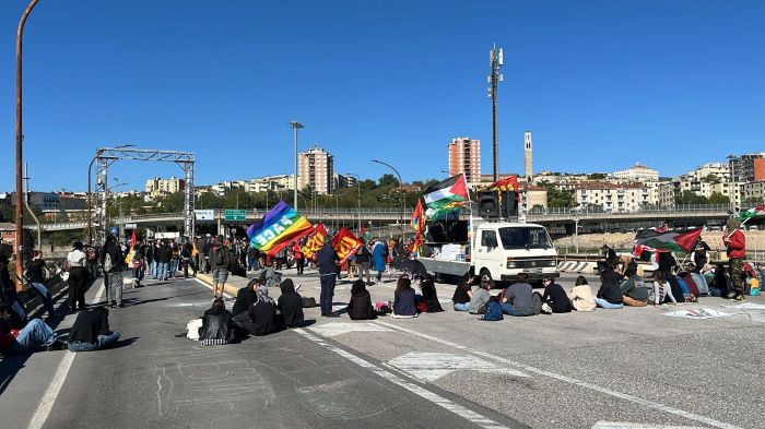 Porto di Trieste, presidio e corteo: la protesta si divide tra varco 4 e varco 1