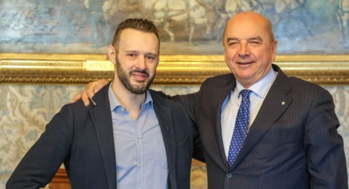 Sindaco premia Marco Bazzara: il profumiere che unisce fragranze e caffè conquista il mondo