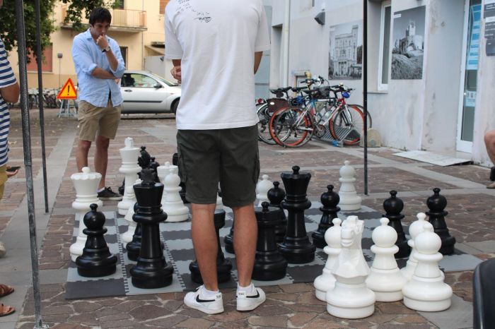 Una maxi scacchiera in Piazza Falcone e Borsellino, a Monfalcone arrivano gli “Scacchi Bisiachi”.