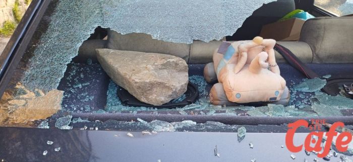 Via Lorenzetti nel mirino, residenti: “Lanciano pietre e spaccano auto, situazione fuori controllo”