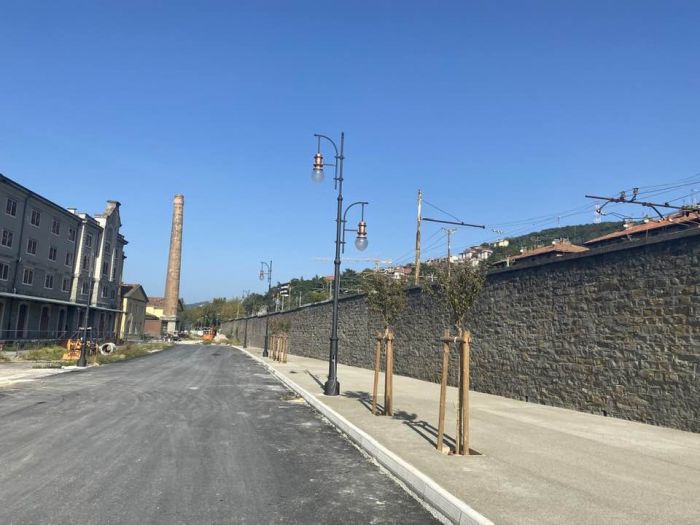 Soddisfatto il sindaco Dipiazza: "Montati i nuovi fanali in porto vecchio. Avanti tutta"